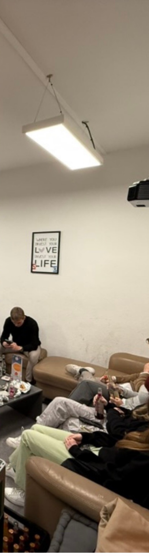 Chill-Ecke im Jugendraum mit Sofas